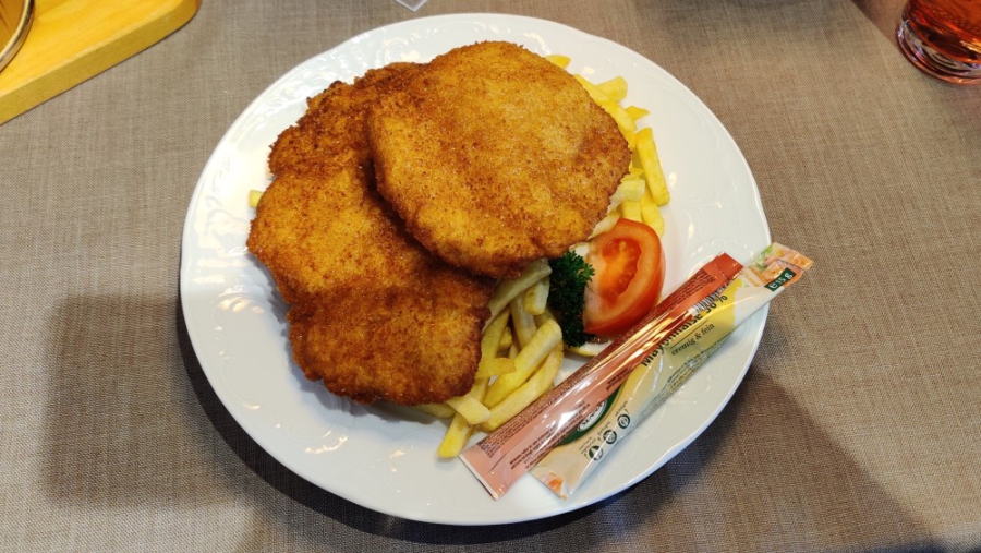 Wiener Schnitzel als Oostenrijkse lunch tijdens de wintersport.